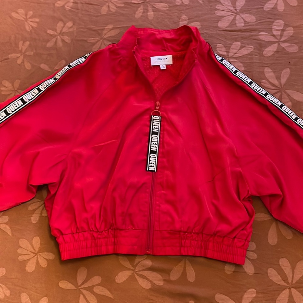 Supreme Cropped Windbreaker in Fiery Red w/ Queen logo, Size Large/L (Junior)